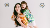 Asmirandah mengungkapkan kebahagiaannya dan sangat antusias untuk kolaborasi ini. Ini menjadi hadiah darinya untuk Chloe Emmanuelle Van Wattimena.