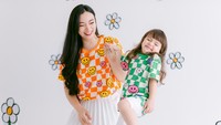 Asmirandah kini tengah berfokus mengurus anak semata wayangnya, Chloe. Tak pernah habis cara Asmirandah mengungkapkan rasa sayangnya kepada sang putri. Istri Jonas Rivanno itu berkolaborasi dengan brand bernama Minicottons pada September 2023. 