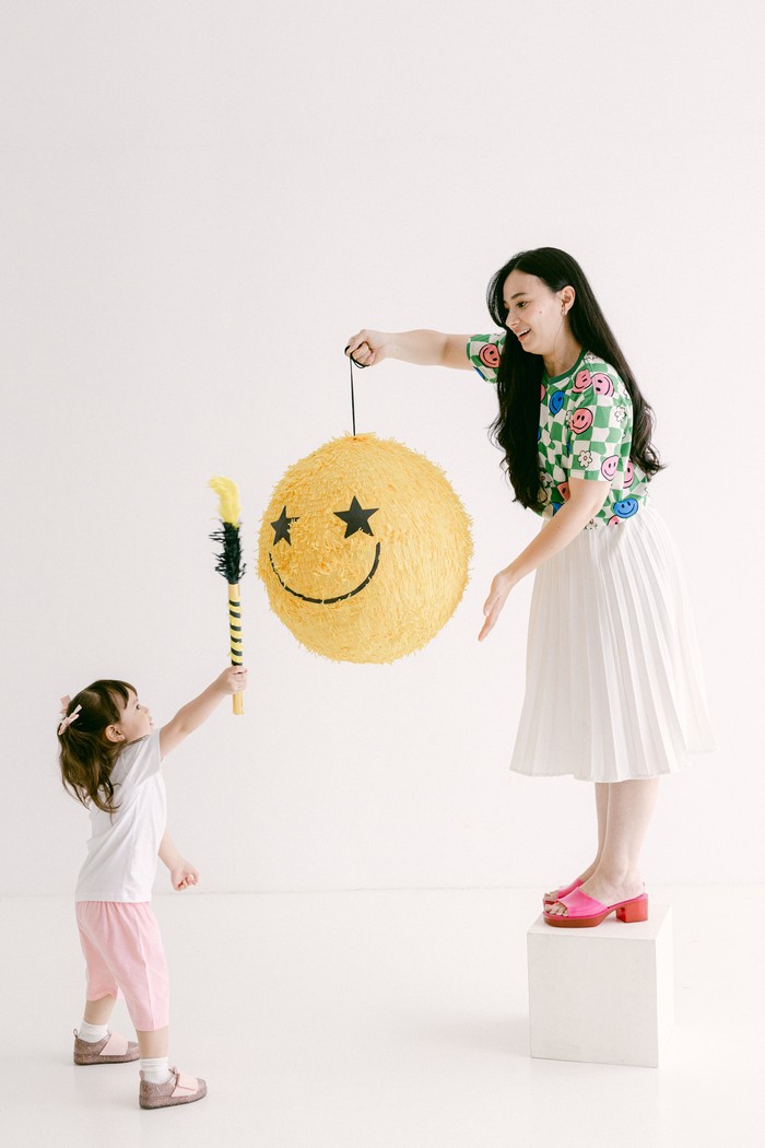 Kolaborasi Penuh Warna Asmirandah untuk Sang Buah Hati Asmirandah kini tengah berfokus mengurus anak semata wayangnya, Chloe. Tak pernah habis cara Asmirandah mengungkapkan rasa sayangnya kepada sang putri. Istri Jonas Rivanno itu berkolaborasi dengan brand bernama Minicottons pada September 2023. Terinspirasi dari kenyamanan Chloe saat berpakaian, Asmirandah membuatkan koleksi pakaian untuk anak dengan tema 'Always Put on Your Smile'.