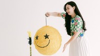 Terinspirasi dari kenyamanan Chloe saat berpakaian, Asmirandah membuatkan koleksi pakaian untuk anak dengan tema Always Put on Your Smile.
