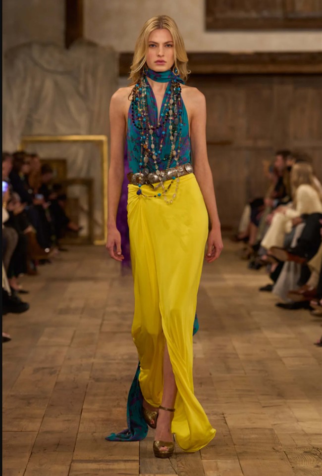Fashion show koleksi Spring/Summer 20204 Ralph Lauren digelar di sebuah gudang kosong di kawasan industri Brooklyn Navy Yard, New York yang disulap menjadi area rustic nan artistik. Lauren menghadirkan karya terbarunya yang romantis, glamour dan sophisticated. Foto: Dok. Ralph Lauren. 