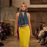 Fashion show koleksi Spring/Summer 20204 Ralph Lauren digelar di sebuah gudang kosong di kawasan industri Brooklyn Navy Yard, New York yang disulap menjadi area rustic nan artistik. Lauren menghadirkan karya terbarunya yang romantis, glamour dan sophisticated. Foto: Dok. Ralph Lauren. 