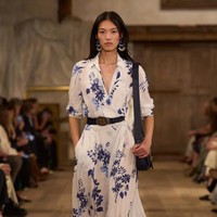 Fashion show koleksi Spring/Summer 20204 Ralph Lauren digelar di sebuah gudang kosong di kawasan industri Brooklyn Navy Yard, New York yang disulap menjadi area rustic nan artistik. Lauren menghadirkan karya terbarunya yang romantis, glamour dan sophisticated. Foto: Dok. Ralph Lauren. 