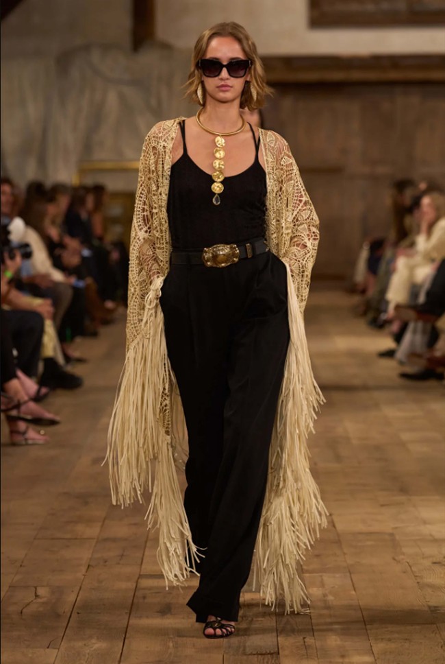 Fashion show koleksi Spring/Summer 20204 Ralph Lauren digelar di sebuah gudang kosong di kawasan industri Brooklyn Navy Yard, New York yang disulap menjadi area rustic nan artistik. Lauren menghadirkan karya terbarunya yang romantis, glamour dan sophisticated. Foto: Dok. Ralph Lauren. 