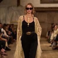 Fashion show koleksi Spring/Summer 20204 Ralph Lauren digelar di sebuah gudang kosong di kawasan industri Brooklyn Navy Yard, New York yang disulap menjadi area rustic nan artistik. Lauren menghadirkan karya terbarunya yang romantis, glamour dan sophisticated. Foto: Dok. Ralph Lauren. 