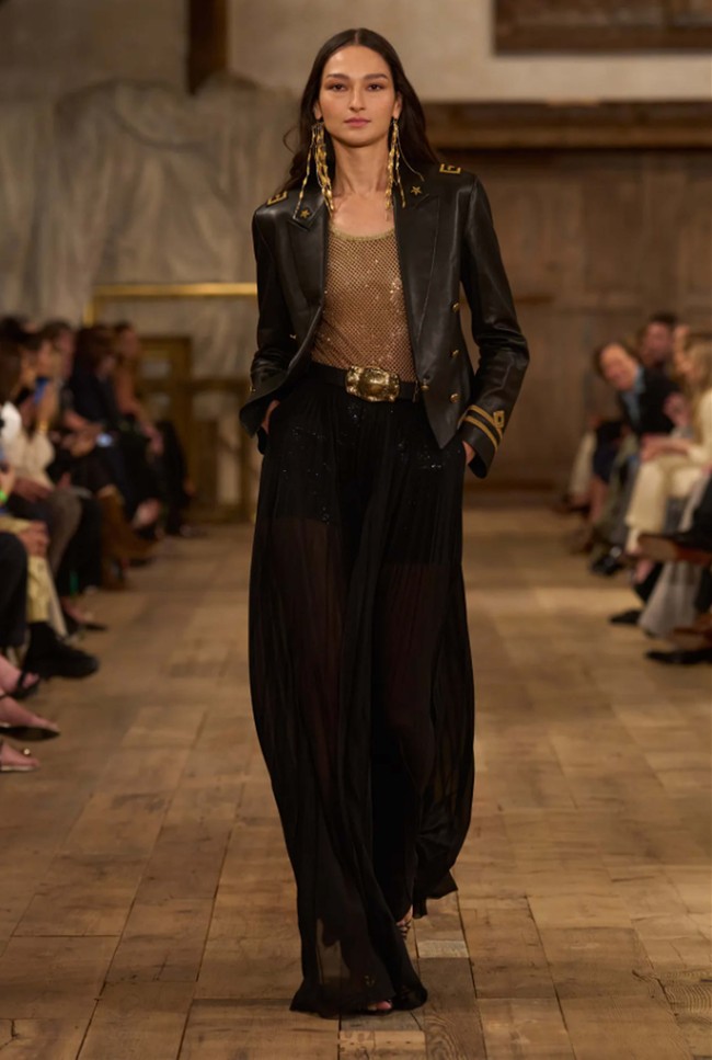 Fashion show koleksi Spring/Summer 20204 Ralph Lauren digelar di sebuah gudang kosong di kawasan industri Brooklyn Navy Yard, New York yang disulap menjadi area rustic nan artistik. Lauren menghadirkan karya terbarunya yang romantis, glamour dan sophisticated. Foto: Dok. Ralph Lauren. 