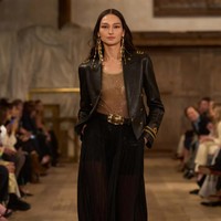 Fashion show koleksi Spring/Summer 20204 Ralph Lauren digelar di sebuah gudang kosong di kawasan industri Brooklyn Navy Yard, New York yang disulap menjadi area rustic nan artistik. Lauren menghadirkan karya terbarunya yang romantis, glamour dan sophisticated. Foto: Dok. Ralph Lauren. 