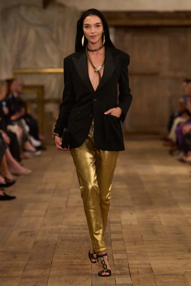 Fashion show koleksi Spring/Summer 20204 Ralph Lauren digelar di sebuah gudang kosong di kawasan industri Brooklyn Navy Yard, New York yang disulap menjadi area rustic nan artistik. Lauren menghadirkan karya terbarunya yang romantis, glamour dan sophisticated. Foto: Dok. Ralph Lauren. 