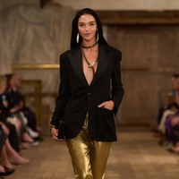 Fashion show koleksi Spring/Summer 20204 Ralph Lauren digelar di sebuah gudang kosong di kawasan industri Brooklyn Navy Yard, New York yang disulap menjadi area rustic nan artistik. Lauren menghadirkan karya terbarunya yang romantis, glamour dan sophisticated. Foto: Dok. Ralph Lauren. 