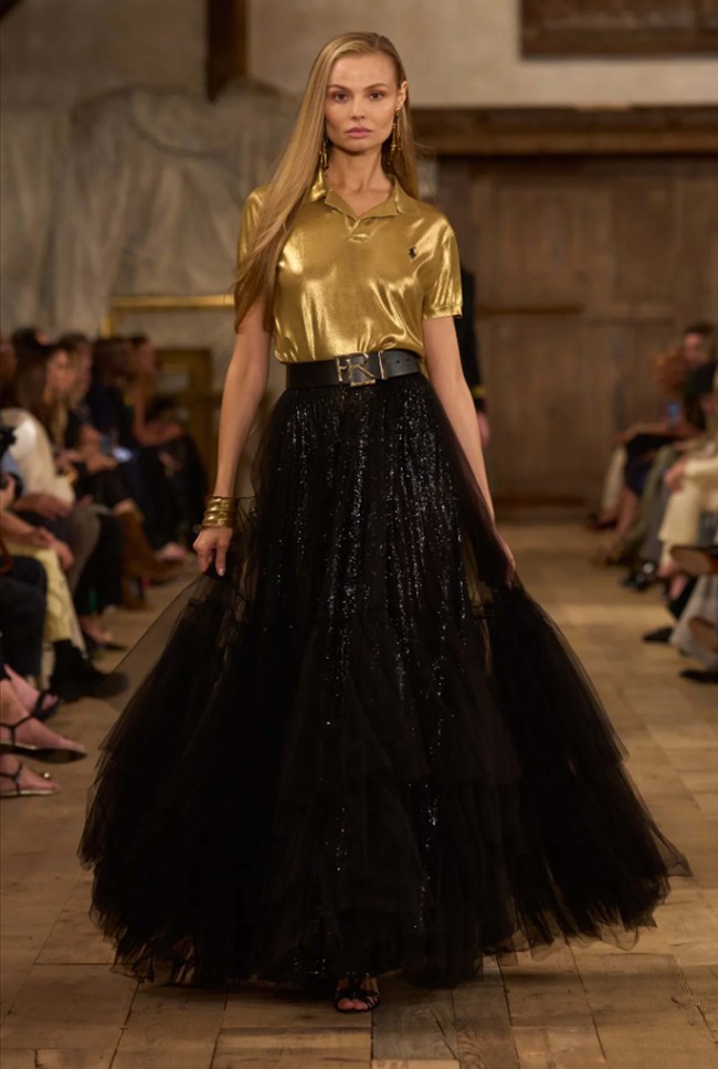 Fashion show koleksi Spring/Summer 20204 Ralph Lauren digelar di sebuah gudang kosong di kawasan industri Brooklyn Navy Yard, New York yang disulap menjadi area rustic nan artistik. Lauren menghadirkan karya terbarunya yang romantis, glamour dan sophisticated. Foto: Dok. Ralph Lauren. 