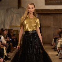 Fashion show koleksi Spring/Summer 20204 Ralph Lauren digelar di sebuah gudang kosong di kawasan industri Brooklyn Navy Yard, New York yang disulap menjadi area rustic nan artistik. Lauren menghadirkan karya terbarunya yang romantis, glamour dan sophisticated. Foto: Dok. Ralph Lauren. 