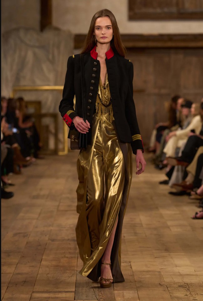 Fashion show koleksi Spring/Summer 20204 Ralph Lauren digelar di sebuah gudang kosong di kawasan industri Brooklyn Navy Yard, New York yang disulap menjadi area rustic nan artistik. Lauren menghadirkan karya terbarunya yang romantis, glamour dan sophisticated. Foto: Dok. Ralph Lauren. 