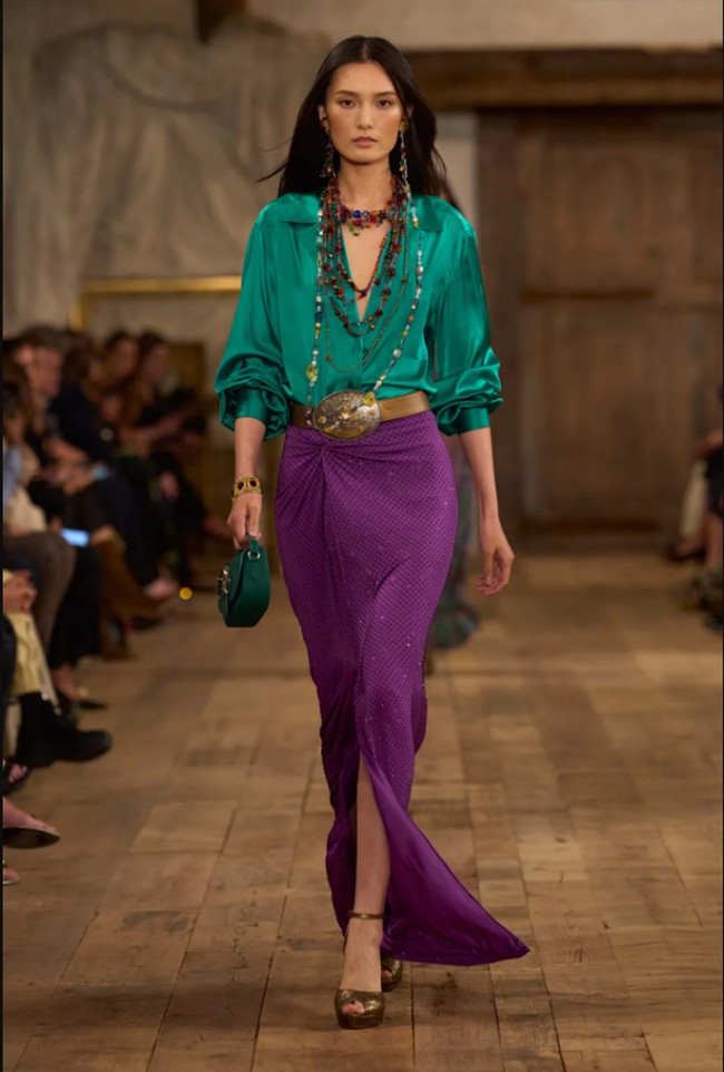 Fashion show koleksi Spring/Summer 20204 Ralph Lauren digelar di sebuah gudang kosong di kawasan industri Brooklyn Navy Yard, New York yang disulap menjadi area rustic nan artistik. Lauren menghadirkan karya terbarunya yang romantis, glamour dan sophisticated. Foto: Dok. Ralph Lauren. 