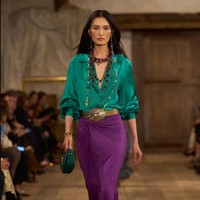 Fashion show koleksi Spring/Summer 20204 Ralph Lauren digelar di sebuah gudang kosong di kawasan industri Brooklyn Navy Yard, New York yang disulap menjadi area rustic nan artistik. Lauren menghadirkan karya terbarunya yang romantis, glamour dan sophisticated. Foto: Dok. Ralph Lauren. 