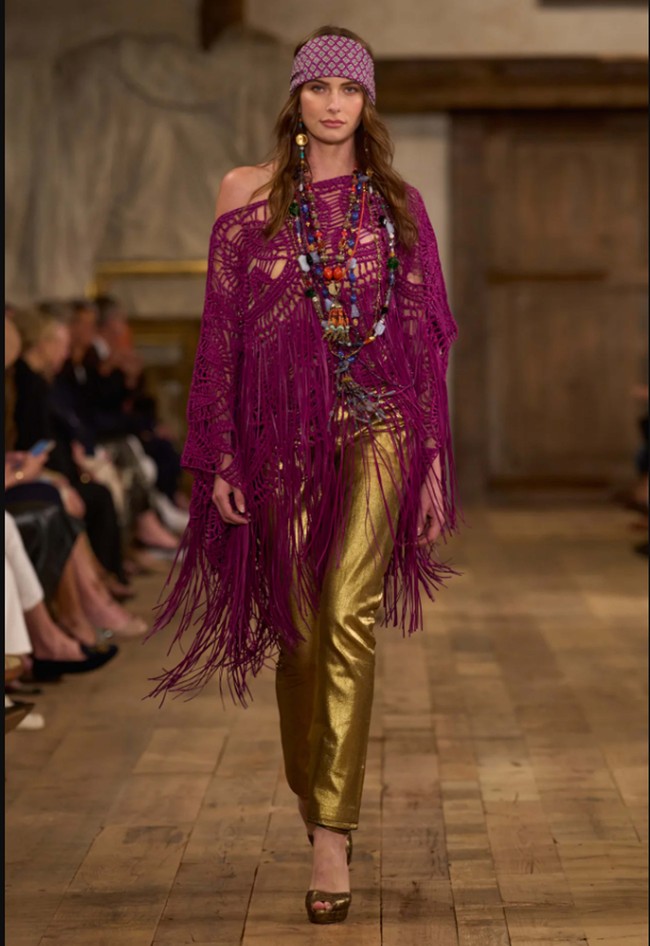 Fashion show koleksi Spring/Summer 20204 Ralph Lauren digelar di sebuah gudang kosong di kawasan industri Brooklyn Navy Yard, New York yang disulap menjadi area rustic nan artistik. Lauren menghadirkan karya terbarunya yang romantis, glamour dan sophisticated. Foto: Dok. Ralph Lauren.