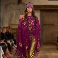Fashion show koleksi Spring/Summer 20204 Ralph Lauren digelar di sebuah gudang kosong di kawasan industri Brooklyn Navy Yard, New York yang disulap menjadi area rustic nan artistik. Lauren menghadirkan karya terbarunya yang romantis, glamour dan sophisticated. Foto: Dok. Ralph Lauren.