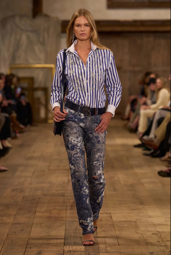 Fashion show koleksi Spring/Summer 20204 Ralph Lauren digelar di sebuah gudang kosong di kawasan industri Brooklyn Navy Yard, New York yang disulap menjadi area rustic nan artistik. Lauren menghadirkan karya terbarunya yang romantis, glamour dan sophisticated. Foto: Dok. Ralph Lauren. 