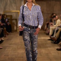 Fashion show koleksi Spring/Summer 20204 Ralph Lauren digelar di sebuah gudang kosong di kawasan industri Brooklyn Navy Yard, New York yang disulap menjadi area rustic nan artistik. Lauren menghadirkan karya terbarunya yang romantis, glamour dan sophisticated. Foto: Dok. Ralph Lauren. 