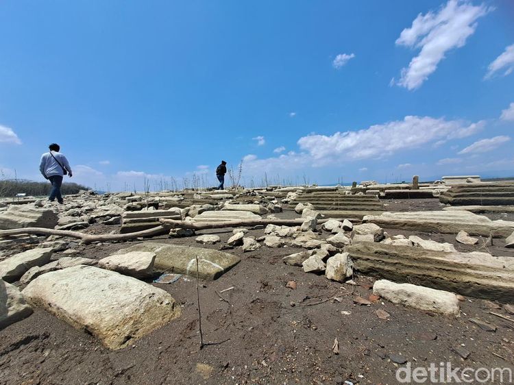 Potret Munculnya Kompleks Makam Kuno di Tengah Waduk Gajah Mungkur Wonogiri