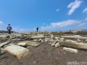 Makam Kuno Bermunculan saat Waduk Gajah Mungkur Wonogiri Mengering