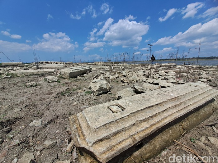 Kompleks makam kuno yang muncul di Waduk Gajah Mungkur (WGM) Wonogiri, Senin (11/9/2023).