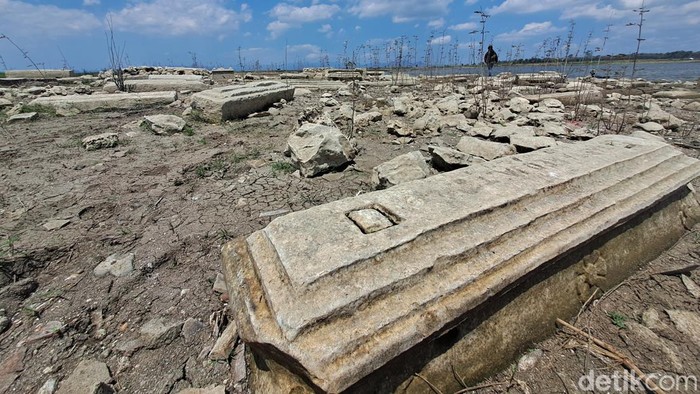 Kompleks makam kuno yang muncul di Waduk Gajah Mungkur (WGM) Wonogiri, Senin (11/9/2023).