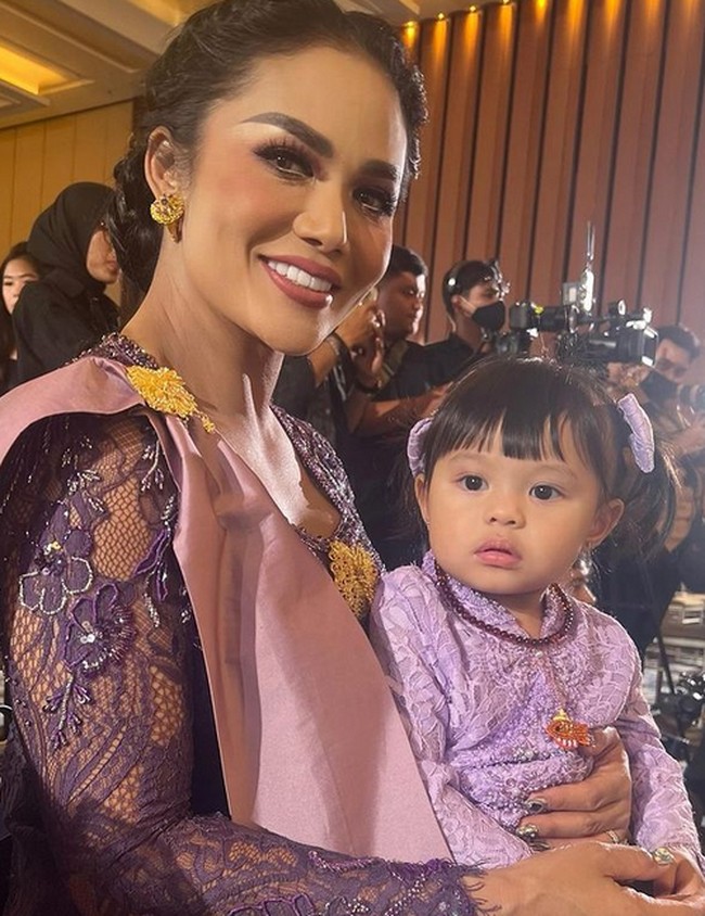 Dipangkuan KD, Ameena juga tampil dengan kebaya ungu. Kebersamaan antara nenek dan cucu tersebut mendapatkan banyak pujian. Putune bu kd lucu pinter d gemes , ya Na ..😍😍,” komentar netizen. Foto: dok. Instagram