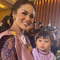 Dipangkuan KD, Ameena juga tampil dengan kebaya ungu. Kebersamaan antara nenek dan cucu tersebut mendapatkan banyak pujian. Putune bu kd lucu pinter d gemes , ya Na ..😍😍,” komentar netizen. Foto: dok. Instagram