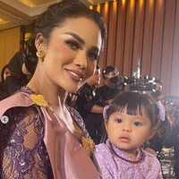 Pesona anggun diva pop Indonesia itu ketika menggendong cucunya di acara mitoni tersebut. Foto: dok. Instagram