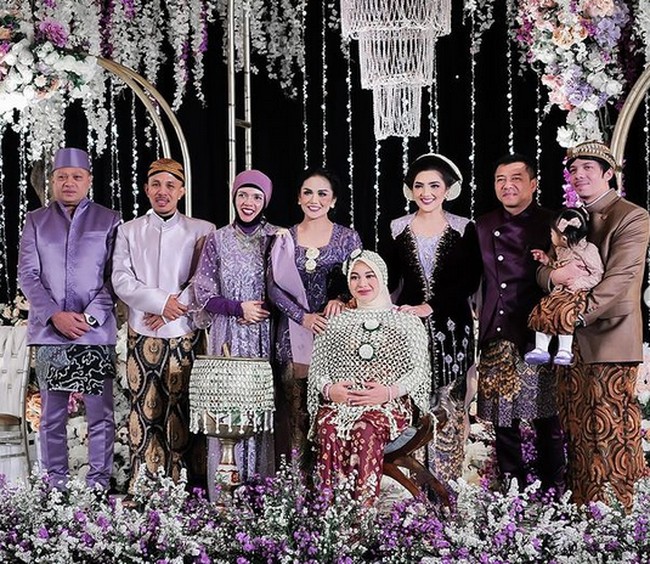 Aurel Hermansyah menggelar acara mitoni menyambuh usia kehamilannya yang ketujuh bulan pada Minggu (10/9/2023). Dalam acara tersebut, tiga keluarga hadir. Keluarga Anang - Ashanty, Krisdayanti - Raul Lemos, dan Lenggogeni Faruk - Halilintar Anofial Asmid. Foto: dok. Instagram