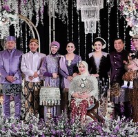 Aurel Hermansyah menggelar acara mitoni menyambuh usia kehamilannya yang ketujuh bulan pada Minggu (10/9/2023). Dalam acara tersebut, tiga keluarga hadir. Keluarga Anang - Ashanty, Krisdayanti - Raul Lemos, dan Lenggogeni Faruk - Halilintar Anofial Asmid. Foto: dok. Instagram