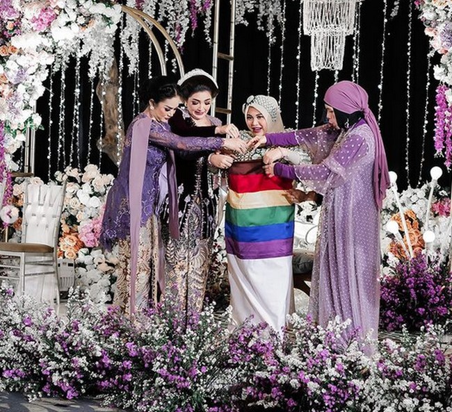 Momen kompak ketika ketiga ibu melakukan tradisi brojolan, di mana para ibu tersebut memasukan telur ayam kampun ke dalam kain calon ibu. Foto: dok. Instagram