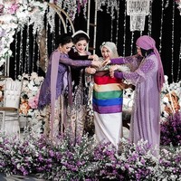 Momen kompak ketika ketiga ibu melakukan tradisi brojolan, di mana para ibu tersebut memasukan telur ayam kampun ke dalam kain calon ibu. Foto: dok. Instagram