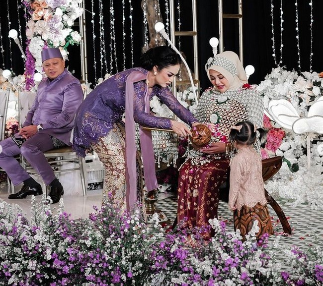 Krisdayanti dengan penuh kasih sayang memandikan putri pertamanya dengan pernikahannya bersama Anang Hermansyah itu. Foto: dok. Instagram