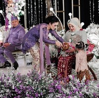 Krisdayanti dengan penuh kasih sayang memandikan putri pertamanya dengan pernikahannya bersama Anang Hermansyah itu. Foto: dok. Instagram