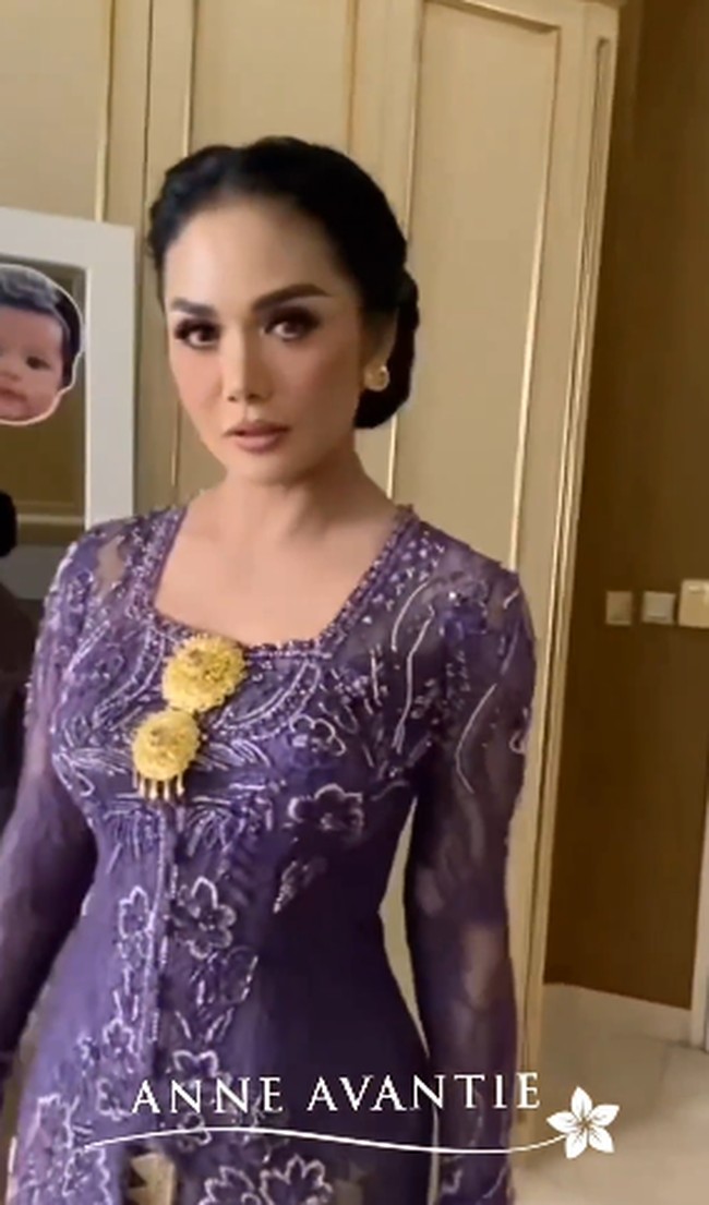Kebaya cantik Krisdayanti tersebut dirancang oleh Anne Avantie. Pesona KD dengan kebaya mendapat pujian. “Bagus banget kebaya dan sanggulnya, tidak lebay atau heboh modelnya, aq sih suka,” puji netizen. Foto: dok. Instagram