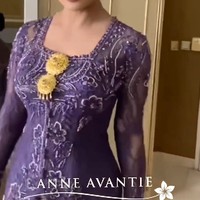 Kebaya cantik Krisdayanti tersebut dirancang oleh Anne Avantie. Pesona KD dengan kebaya mendapat pujian. “Bagus banget kebaya dan sanggulnya, tidak lebay atau heboh modelnya, aq sih suka,” puji netizen. Foto: dok. Instagram