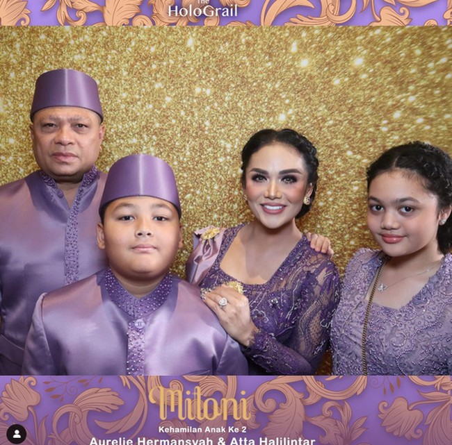 Krisdayanti dan Raul Lemos mengenakan busana senada berwarna ungu. Tampak KD tampil anggun berkebaya. Sementara itu, suaminya Raul Lemos menggunakan beskap dengan peci yang kompak dengan Kellen. Hadir juga Amora yang juga tampil berkebaya. Foto: dok. Instagram