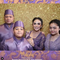 Krisdayanti dan Raul Lemos mengenakan busana senada berwarna ungu. Tampak KD tampil anggun berkebaya. Sementara itu, suaminya Raul Lemos menggunakan beskap dengan peci yang kompak dengan Kellen. Hadir juga Amora yang juga tampil berkebaya. Foto: dok. Instagram