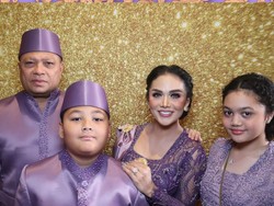 Foto Krisdayanti Berkebaya Ungu & Raul Lemos Berbeskap di Acara Mitoni Aurel