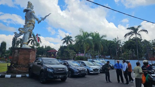Kuasa hukum Ayuterra Resort datang ke Polres Gianyar mendampingi kliennya menjalani pemeriksaan untuk kali pertama, Senin (11/9/2023). (Putu Krista/detikBali).