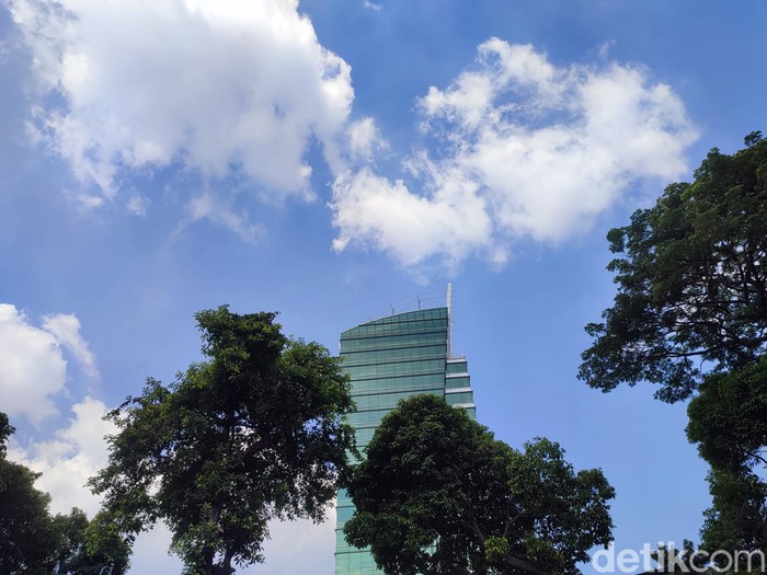 Langit di Jakarta terlihat cerah hingga tampak biru dengan gugusan awan yang menyertainya. Bagaimana kualitas udara Jakarta siang ini? (Wilda/detikcom)