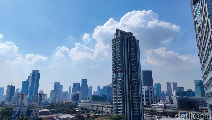 Langit di Jakarta terlihat cerah hingga tampak biru dengan gugusan awan yang menyertainya. Bagaimana kualitas udara Jakarta siang ini? (Dhani Irawan/detikcom)