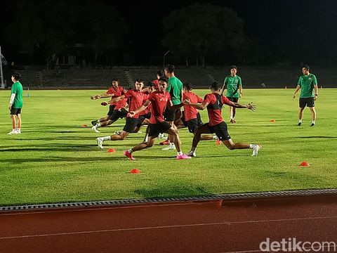Latihan terakhir Timnas Indonesia U-23 di Stadion Sriwedari, Solo, Senin (11/9/2023) malam.