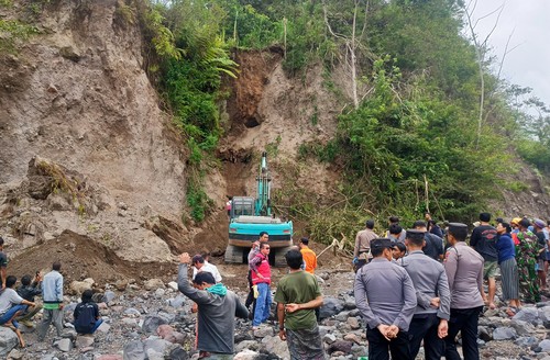 Proses pencarian korban yang tertimbun longsor di wilayah Banjar Dinas Kemoning, Desa Bhuana Giri, Kecamatan Bebandem, Kabupaten Karangasem dengan menggunakan alat berat Senin (11/9/2023).