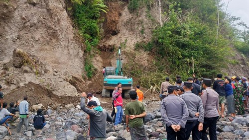 Proses pencarian korban yang tertimbun longsor di wilayah Banjar Dinas Kemoning, Desa Bhuana Giri, Kecamatan Bebandem, Kabupaten Karangasem dengan menggunakan alat berat Senin (11/9/2023).