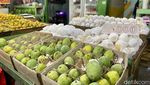 Suasana Los Buah di Pasar Induk Kramat Jati yang Menyegarkan