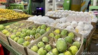 Pasar yang berlokasi di kawasan Kramat Jati, Jakarta Timur ini memiliki banyak los. Mulai dari los bumbu dapur, sayuran, hingga los buah-buahan yang menarik perhatian. Foto: detikcom/Riska Fitria