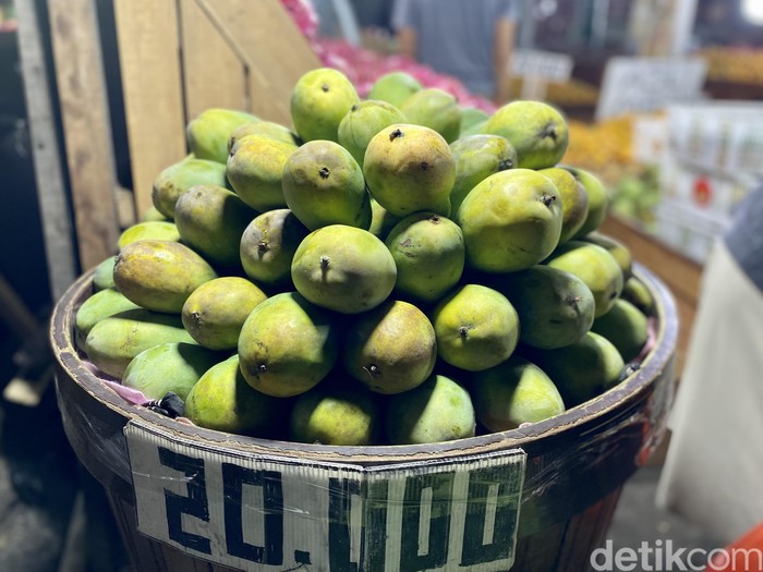 Los buah di Pasar Induk Kramat Jati