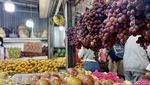 Suasana Los Buah di Pasar Induk Kramat Jati yang Menyegarkan